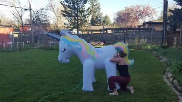 Lustige Fruehlingsmoment Frau im Garten Lustiges über Umwelt, Wetter & Jahreszeitenhumor Der Frühling ist da - und die Schwiegermutter im String-Bikini auch! Frühling, Komische Begebenheiten des Lebens, Natur, Schwiegereltern | Die Kirche des heiligen Al Bundy 28. April 2023 2