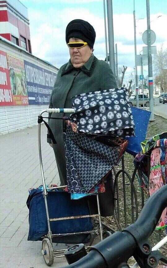 Die Oma aus der Zukunft wartet auf den Bus Lach dich schlapp: Lustige Bilder für den Spaßfaktor Das Leben als Online-Lachnummer - Humor im Zeitalter der sozialen Medien Internet, Lustige Bilder, Lustige Menschen | Die Kirche des heiligen Al Bundy 27. April 2023 7