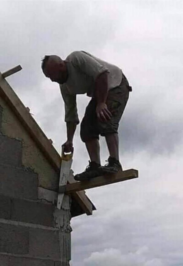 Dumme Dachdecker Fails%20(3) Arbeitswahnsinn und Bürosatire Dachdecken leicht gemacht: Mit minimalem Aufwand maximale Anerkennung erntet Beruf, Handwerker, Komische Begebenheiten des Lebens | Die Kirche des heiligen Al Bundy 9. Januar 2024 2