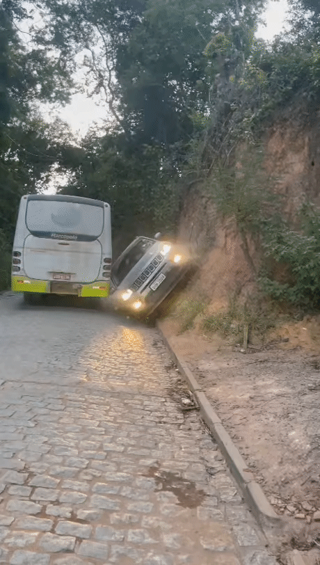 Da komm ich doch noch vorbeit mit meinem Auto lustig Männliche Marotten: Lustiges aus der Männerdomäne Da komm ich doch noch vorbei, an dem Bus, mit meinem Auto.