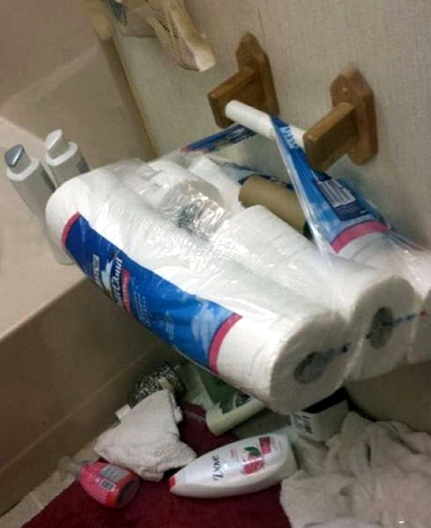 Toilettenpapier auf Vorrat - Faulenzen im Bad