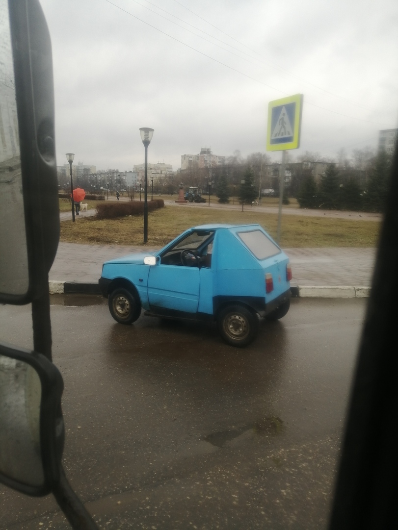 Witziges kleines Auto Hier parkt wohl der bestbestuecktest Mann im Ort Menschliche Marotten: Lustige Geschichten aus dem Leben Witziges extrem kleines Auto. Hier parkt wohl der bestbestückteste Mann im Ort