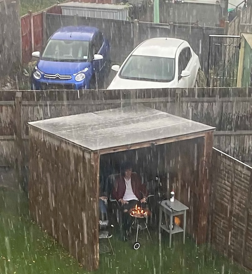 Ein Mann und sein Grillrost komische Bilder%20(1) Männliche Marotten: Lustiges aus der Männerdomäne Die unerklärliche Verbindung zwischen Männern und Grillgeräten – Ein Phänomen der Evolution? Freizeit, Grillen, Komische Begebenheiten des Lebens, Mann | Die Kirche des heiligen Al Bundy 23. Mai 2023 4