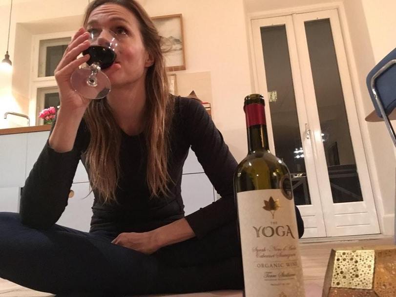Yoga Fails Scheitern auf der Matte%20(2) Muskelkraft und Schenkelklopfer: Fitness mit Humor Yoga Fails: Was kann man aus einem totalen Yoga-Fehlschlag lernen? Fail, Komische Begebenheiten des Lebens, Sport | Die Kirche des heiligen Al Bundy 16. November 2023 11