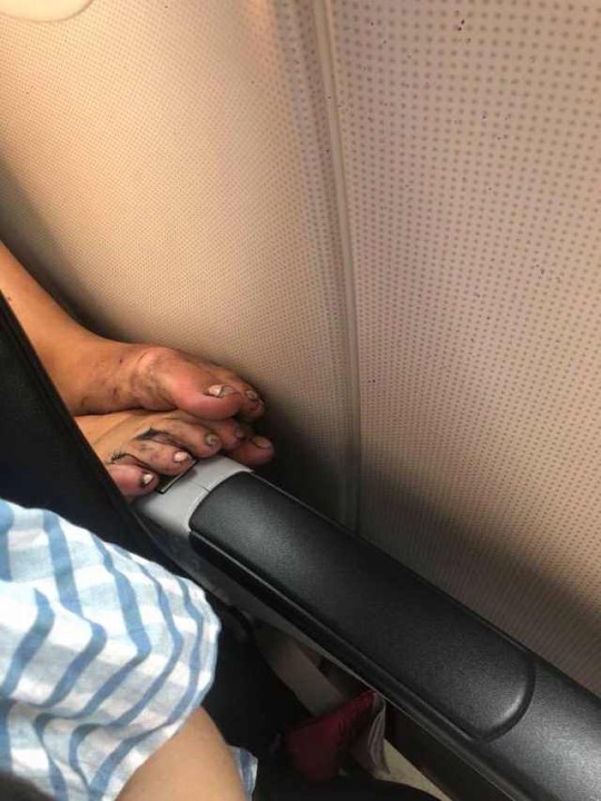 Dreckiger Schweiss Fuss vom Fahrgast hinter mir Arbeitswahnsinn und Bürosatire Pendeln in der Hölle: Ein skurriler Einblick in den öffentlichen Nahverkehr Arbeit, Ausflug, Beschweren, Komische Begebenheiten des Lebens, Öffentlichkeit, Schlechte Laune | Die Kirche des heiligen Al Bundy 19. April 2023 13