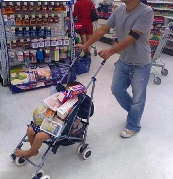 Papa geht mit Kind einkaufen ohne Einkaufswagen Heitere Haushaltsmomente mit einem Augenzwinkern Skurrile Einkaufserlebnisse: Wenn der Supermarkt zum Ort absurder Begebenheiten wird Einkaufen, Humorvolle Alltagsgeschichten, Lustige Menschen, Öffentlichkeit | Die Kirche des heiligen Al Bundy 4. April 2023 10