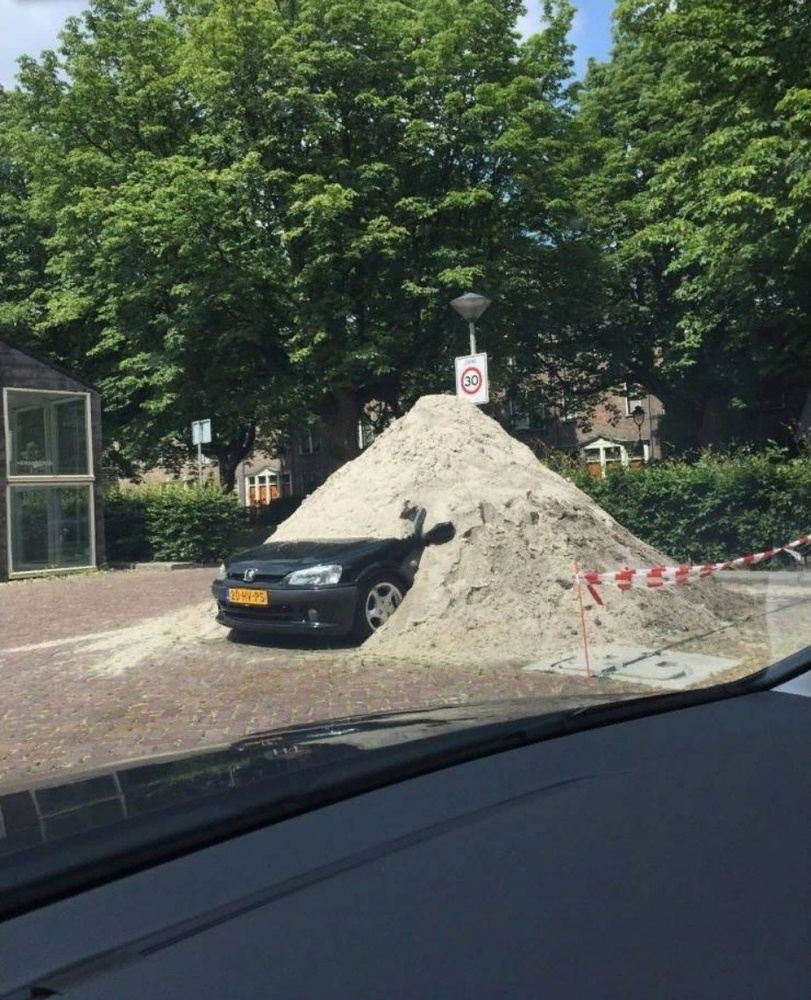 Chaos Parkplatz von Parkplatzdieben und schlechten Einparkern%20(7) Freizeit mit Freude: Entspannung, pur Wie man ein Auto in einer Parklücke verschwinden lässt - Tricks von Parkplatzdieben & Einparkhelden Alltag, Auto, Beschweren, Komische Begebenheiten des Lebens, Lustiges über das Leben, Probleme | Die Kirche des heiligen Al Bundy 2. Juni 2023 3