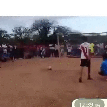 Das ultimative Versagen Fussball Tor Komische Familienabenteuer und schräge Verwandtschaft Das ultimative Versagen auf dem Fußballplatz. Schuss geht neben das Tor