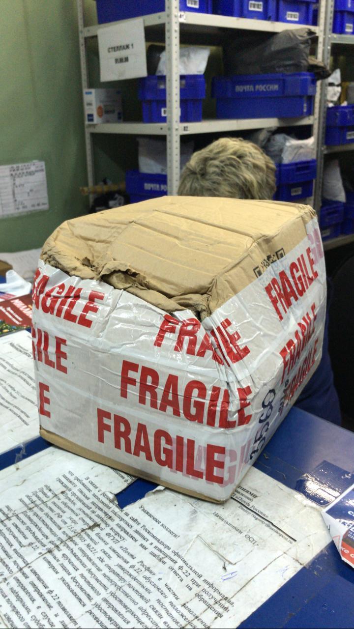 Total kaputtes Paket lustig fragile Lieferung Arbeitswahnsinn und Bürosatire Der Paketzusteller – Nun gibt schon her du Lahmarsch Alltag, Arbeit, Beschweren, Humorvolle Alltagsgeschichten, Kundschaft, Lustige Menschen, Lustiges über das Leben, Zuhause | Die Kirche des heiligen Al Bundy 22. April 2022 7