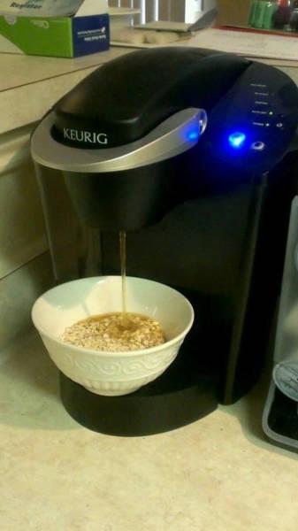 Der Kaffeeklatsch mit den Kollegen: Lachen, um nicht zu weinen Arbeit, Büro, Humorvolle Alltagsgeschichten, Kaffee | Die Kirche des heiligen Al Bundy 18. März 2024 11