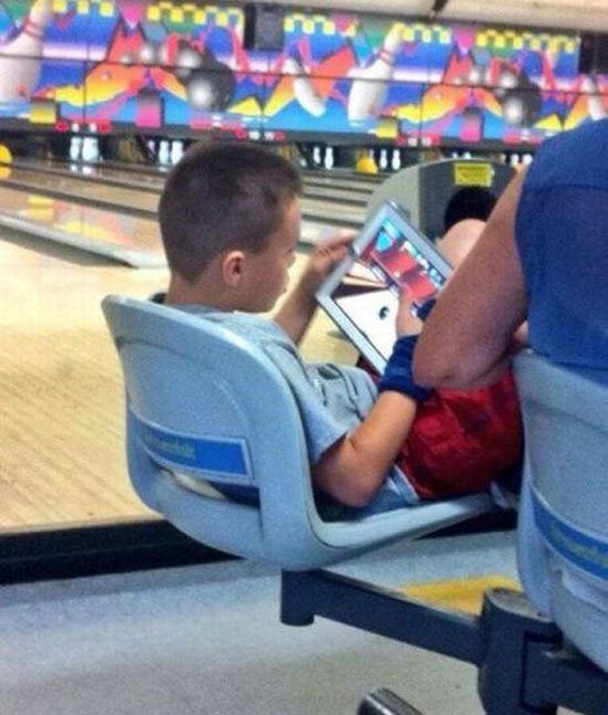Bowling: Eine Odyssee von verschwitzten Schuhen, verlorenen Hoffnungen und fliegenden Kugeln Entspannung, Freizeit, Hobby, Komische Begebenheiten des Lebens, Öffentlichkeit, Sport | Die Kirche des heiligen Al Bundy 2. April 2023 6
