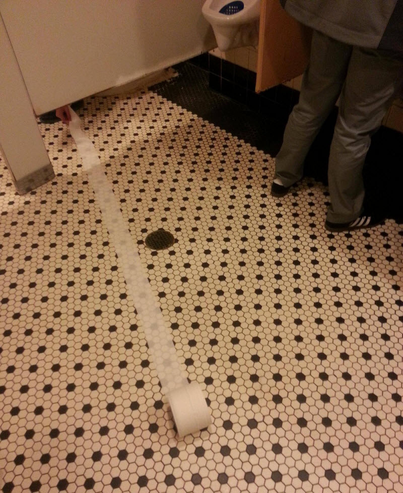 Pech gehabt wenn das Klopapier aus der Toilettenkabine rollt Menschliche Marotten: Lustige Geschichten aus dem Leben Die Schadenfreude, die man verspürt - wenn man zusieht wenn andere Pech haben Glück und Unglück, Komische Begebenheiten des Lebens, Lustige Menschen, Schadenfreude | Die Kirche des heiligen Al Bundy 24. März 2023 2