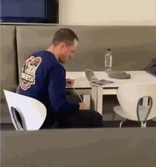 Dummer Ehemann versucht Tablet zu laden