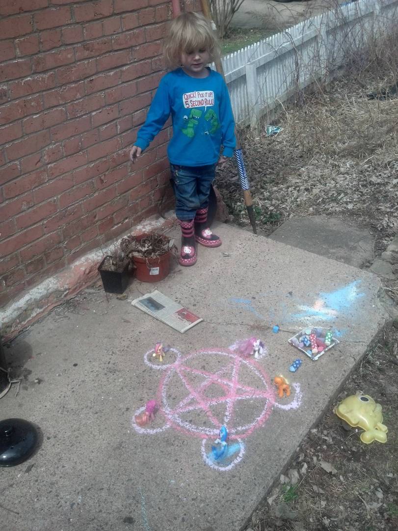 Versteckte Pentagramme im Alltag witzige Bilder%20(10) Lach dich schlapp: Lustige Bilder für den Spaßfaktor Versteckte Pentagramme: Wenn deine Sternzeichnungen das Tor zur Hölle öffnen Alltag, Lügen, Lustige Bilder, Lustiges | Die Kirche des heiligen Al Bundy 14. November 2023 3