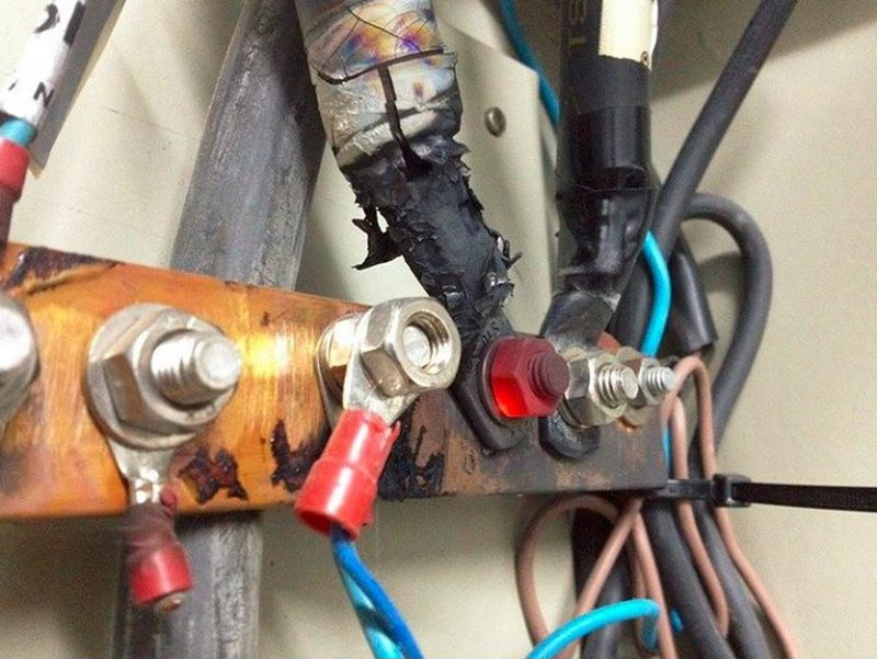 Elektriker bei der Arbeit lustig%20(3) Arbeitswahnsinn und Bürosatire Elektriker am Werk - Ein flammendes Plädoyer für knisternde Pannen Arbeit, Handwerker, Komische Begebenheiten des Lebens | Die Kirche des heiligen Al Bundy 30. September 2023 4