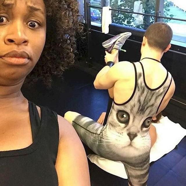 Yoga Fails Scheitern auf der Matte%20(5) Muskelkraft und Schenkelklopfer: Fitness mit Humor Yoga Fails: Was kann man aus einem totalen Yoga-Fehlschlag lernen? Fail, Komische Begebenheiten des Lebens, Sport | Die Kirche des heiligen Al Bundy 16. November 2023 2