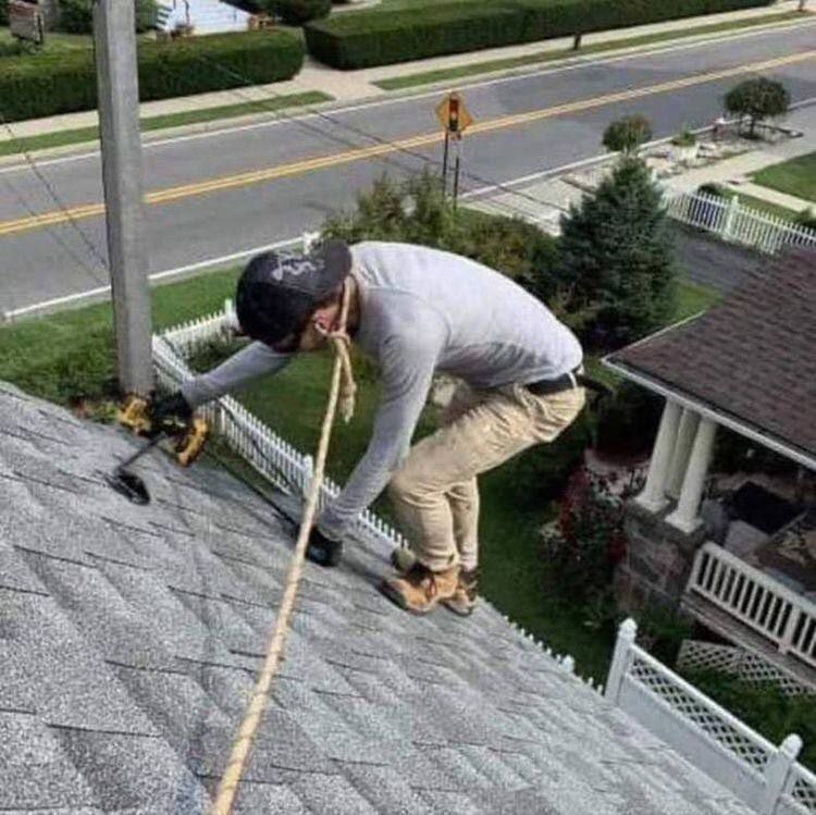 Dachdecken leicht gemacht: Mit minimalem Aufwand maximale Anerkennung erntet Beruf, Handwerker, Komische Begebenheiten des Lebens | Die Kirche des heiligen Al Bundy 9. Januar 2024 6