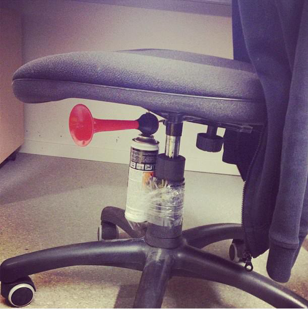 Witzige Bilder von Menschen am Arbeitsplatz%20(1) Lach dich schlapp: Lustige Bilder für den Spaßfaktor Witzige Bilder Arbeit - Schmunzeln bis der Chef kommt! Büro, Humorvolle Alltagsgeschichten, Lustige Bilder | Die Kirche des heiligen Al Bundy 30. Mai 2023 9