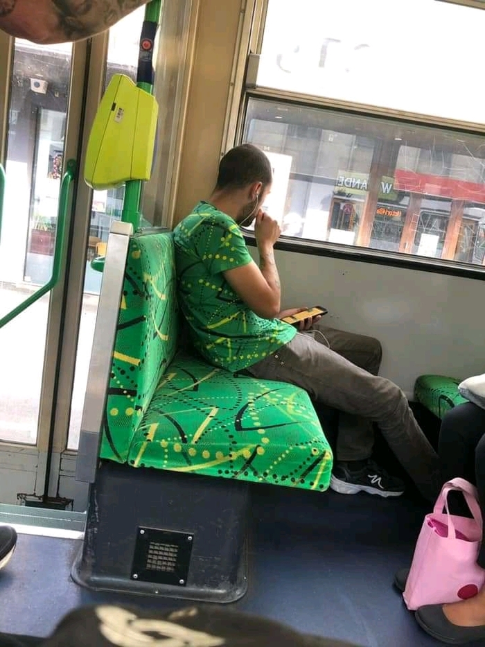 Cooles T Shirt sieht aus wie Bussitz Polster witzig Arbeitswahnsinn und Bürosatire Pendeln in der Hölle: Ein skurriler Einblick in den öffentlichen Nahverkehr Arbeit, Ausflug, Beschweren, Komische Begebenheiten des Lebens, Öffentlichkeit, Schlechte Laune | Die Kirche des heiligen Al Bundy 19. April 2023 12