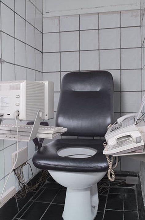 Die Klobrille eines Workoholics mit Telefon und Pc Wissenswertes mit Witz und Humor Die unglaubliche Geschichte des Toilettensitzes und seine Bedeutung für die Menschheit Komische Begebenheiten des Lebens, Lustiges über das Leben, Toilette, Wissen zum lachen | Die Kirche des heiligen Al Bundy 19. April 2023 13