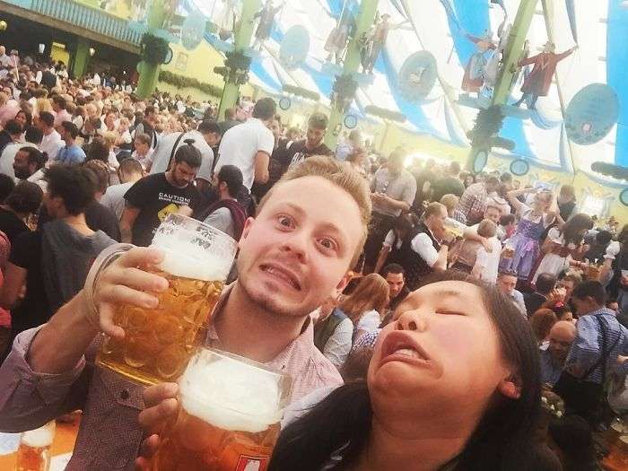 Oktoberfest humorvolle Bilder%20(2) Hopfen und Humor: Die Welt des Biers Oktoberfest Spaß: Mit Humor und Brezn zum Bierzelt-Erfolg Bier, Komische Begebenheiten des Lebens, Öffentlichkeit, Party | Die Kirche des heiligen Al Bundy 20. September 2023 5