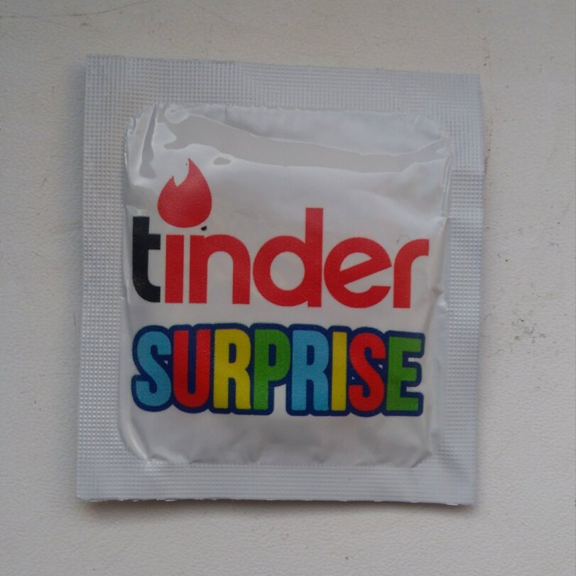 Tinder Kinder %C3%9Cberraschung lustige Kondomverpackung Freizeit mit Freude: Entspannung, pur Der Tag, an dem das Internet verschwand - Ein humorvoller Blick auf das Offline-Dasein Beschweren, Freizeit, Internet, Komische Begebenheiten des Lebens, Langeweile | Die Kirche des heiligen Al Bundy 18. April 2023 3
