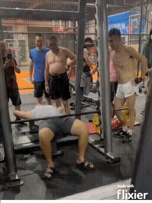 Lustige Menschen im Fitnessstudio beobachten%20(8) Muskelkraft und Schenkelklopfer: Fitness mit Humor Warum jeder im Fitnessstudio dich heimlich beurteilt Fitness, Freizeit, Humorvolle Alltagsgeschichten, Probleme | Die Kirche des heiligen Al Bundy 2. April 2024 7
