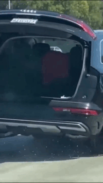 Irre Situation auf der Autobahn schrottiges Auto Menschliche Marotten: Lustige Geschichten aus dem Leben Irre Situation auf der Autobahn. Schrottiges Auto fährt vorbei und die Fahrerin merkt nichts