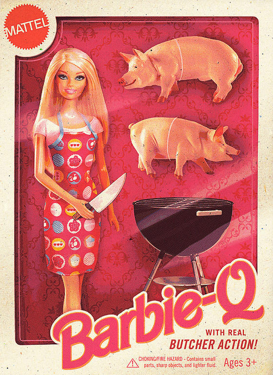 Barbie Barbecue witziges Bild Schwein grillen Männliche Marotten: Lustiges aus der Männerdomäne Barbie Barbecue - witziges Bild Schwein grillen