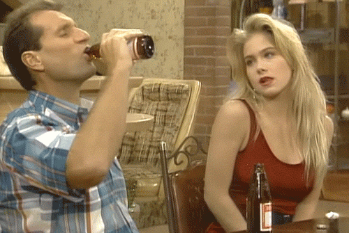Kelly Bundy schaut Al beim Bier trinken zu Al Bundy - Der humorvolle Held des Alltags Kelly Bundy - Das Genie, das niemand kommen sah eine schrecklich nette Familie, Komische Begebenheiten des Lebens | Die Kirche des heiligen Al Bundy 15. April 2023 4
