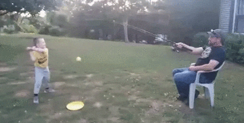 Fauler Vater spielt mit Kind Baseball Komische Familienabenteuer und schräge Verwandtschaft Fauler Vater spielt mit Kind Baseball im Garten