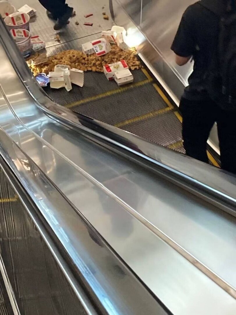 Chaos auf der Rolltreppe komisches zum lachen%20(5) Wissenswertes mit Witz und Humor Rolltreppen – Die unberechenbaren Wesen zwischen Stockwerk 1 und 2 Komische Begebenheiten des Lebens, Lustiges über das Leben, Öffentlichkeit, Technik | Die Kirche des heiligen Al Bundy 30. September 2023 4