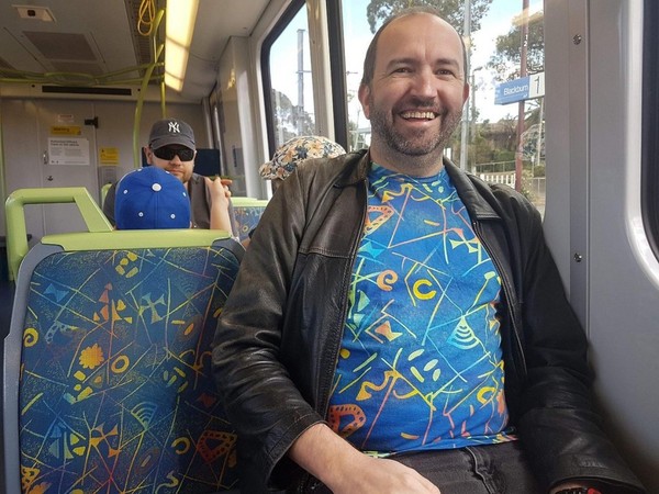 Wenn Sitzplatz und Fahrgast optisch verschmelzen lustig Arbeitswahnsinn und Bürosatire Pendeln in der Hölle: Ein skurriler Einblick in den öffentlichen Nahverkehr Arbeit, Ausflug, Beschweren, Komische Begebenheiten des Lebens, Öffentlichkeit, Schlechte Laune | Die Kirche des heiligen Al Bundy 19. April 2023 11