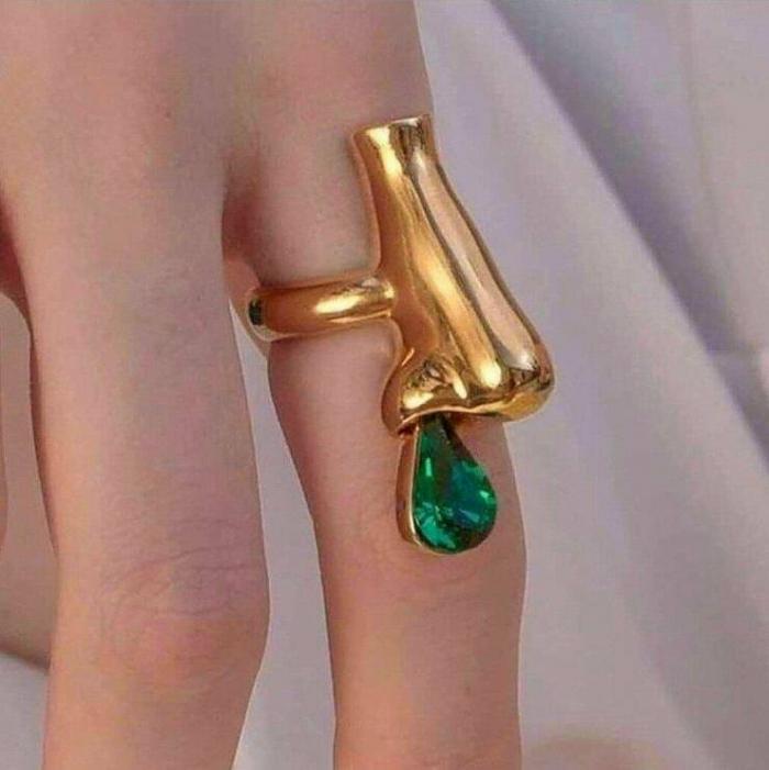 Edler Schmuck laufende Nase mit gruenem Glibber Freizeit mit Freude: Entspannung, pur Lustiger edler Schmuck. Laufende Nase mit grünem Glibber