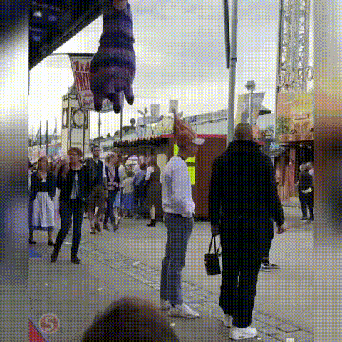Oktoberfest Spaß: Mit Humor und Brezn zum Bierzelt-Erfolg Bier, Komische Begebenheiten des Lebens, Öffentlichkeit, Party | Die Kirche des heiligen Al Bundy 20. September 2023 7