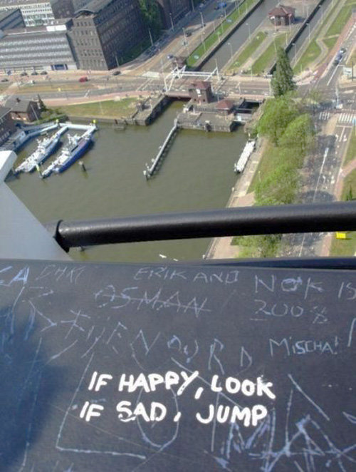 Hochhaus lustig bist du gluecklich schau bist du traurig spring Motivation mit einem Augenzwinkern: Lachen für die Seele Lachend ins Leere - Nihilismus als Lebensstil Alltag, Alltagsgott, Komische Begebenheiten des Lebens, Lustiges über das Leben | Die Kirche des heiligen Al Bundy 25. April 2023 5