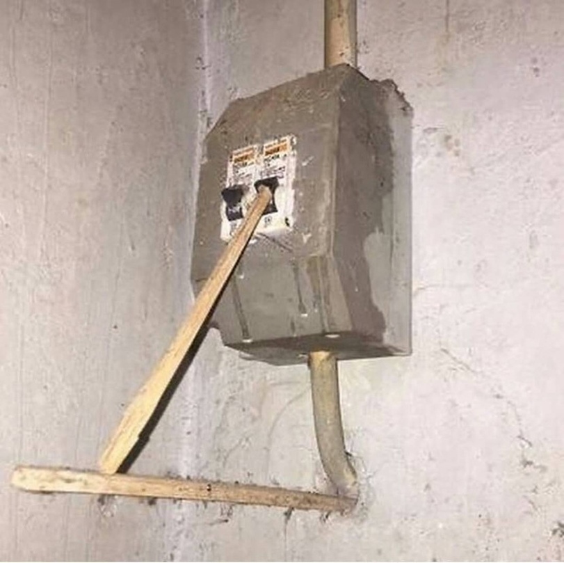 Elektriker bei der Arbeit lustig%20(5) Arbeitswahnsinn und Bürosatire Elektriker am Werk - Ein flammendes Plädoyer für knisternde Pannen Arbeit, Handwerker, Komische Begebenheiten des Lebens | Die Kirche des heiligen Al Bundy 30. September 2023 7