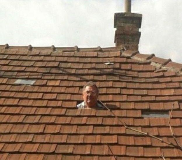 Dumme Dachdecker Fails%20(1) Arbeitswahnsinn und Bürosatire Dachdecken leicht gemacht: Mit minimalem Aufwand maximale Anerkennung erntet Beruf, Handwerker, Komische Begebenheiten des Lebens | Die Kirche des heiligen Al Bundy 9. Januar 2024 1