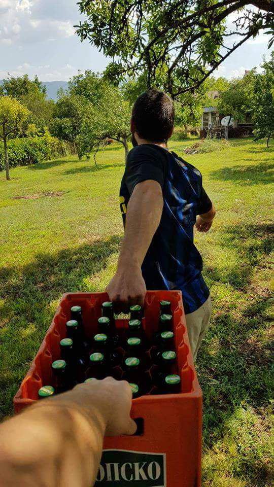 Skurrile Picknick Fotos zum lachen%20(6) Freizeit mit Freude: Entspannung, pur Warum ich Picknicks hasse und trotzdem jedes Jahr eins plane Familie, Freizeit, Humorvolle Alltagsgeschichten, Natur, Öffentlichkeit | Die Kirche des heiligen Al Bundy 1. August 2024 8