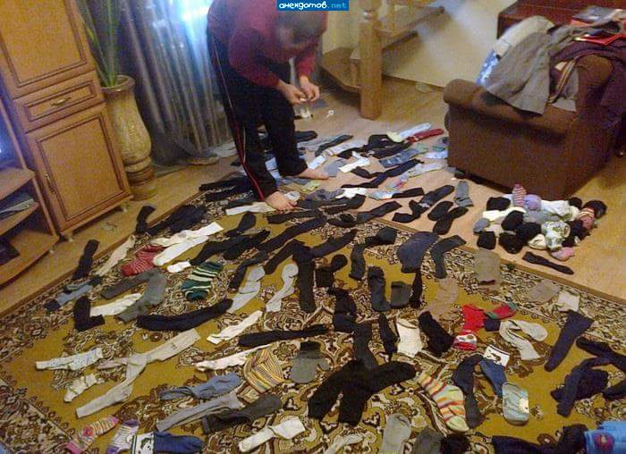 Socken die in der Waschmaschine verschwinden humorvolle Bilder%20(3) Heitere Haushaltsmomente mit einem Augenzwinkern Wie viele Socken verschwinden wirklich in der Waschmaschine? Haushalt, Humorvolle Alltagsgeschichten, Pflichten, Wäsche waschen | Die Kirche des heiligen Al Bundy 23. Mai 2023 3