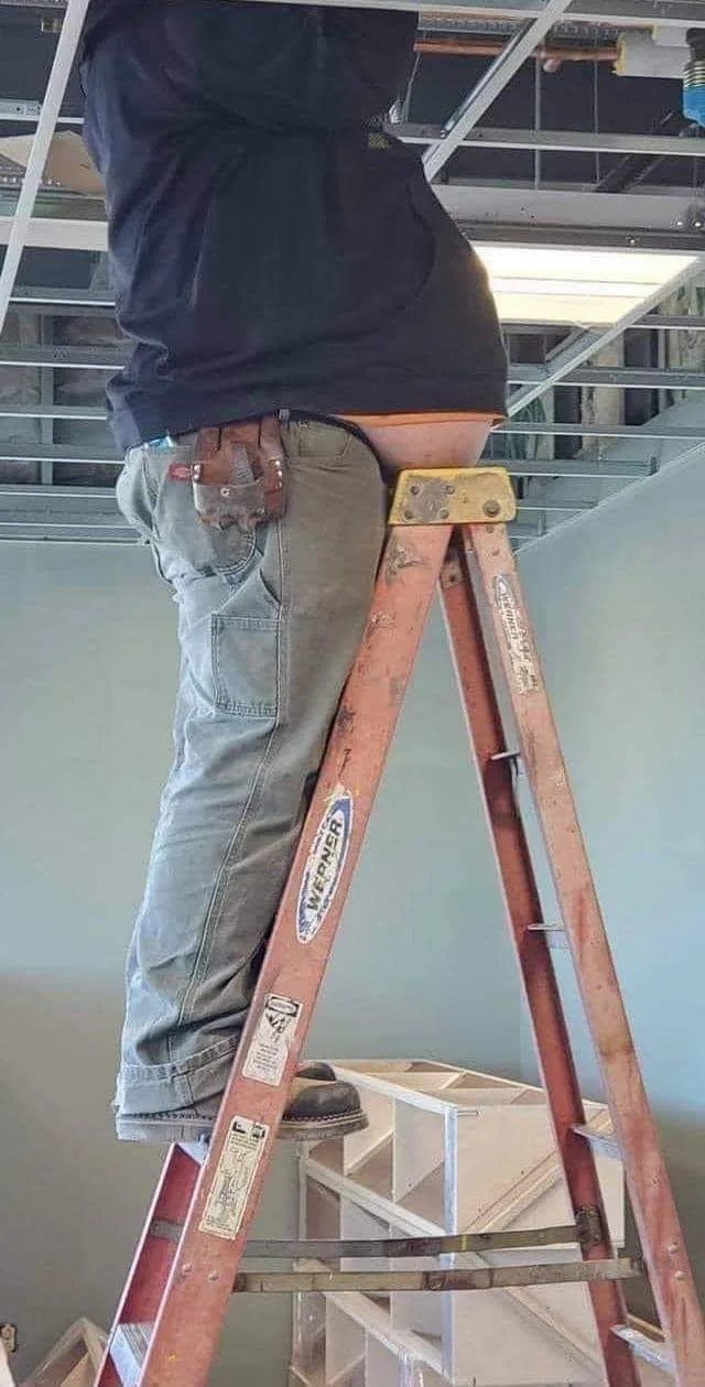 Arbeiten auf einer Baustelle - Der surreale Zirkus des Bauspektakels Arbeit, Lustige Menschen, Lustiges | Die Kirche des heiligen Al Bundy 14. April 2023 3