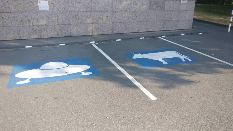 Chaos Parkplatz von Parkplatzdieben und schlechten Einparkern%20(8) Freizeit mit Freude: Entspannung, pur Wie man ein Auto in einer Parklücke verschwinden lässt - Tricks von Parkplatzdieben & Einparkhelden Alltag, Auto, Beschweren, Komische Begebenheiten des Lebens, Lustiges über das Leben, Probleme | Die Kirche des heiligen Al Bundy 2. Juni 2023 5