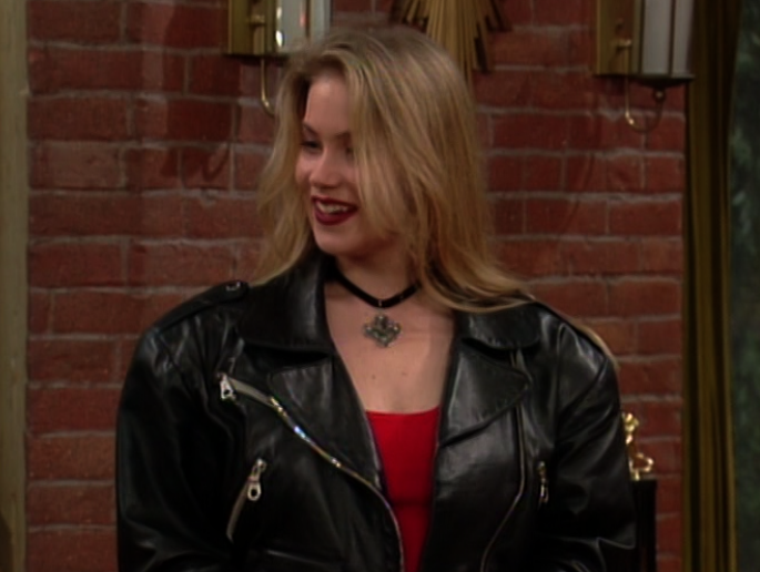 Kelly Bundy in schwarzer Lederjacke Eine schrecklich nette Familie Kelly Bundy – Die Dumpfbacke (pumpkin) | Die Kirche des heiligen Al Bundy 14. Januar 2024 3