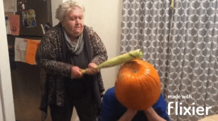 Das gruseligste an Halloween sind die klingelnden Kinder Party-Time: Feste, Feiern und fröhlicher Wahnsinn Kein „Happy Halloween!“, keine Bonbons in der Schale. Miese Tipps für ein ruhiges Halloween Feiertag, Halloween, Komische Begebenheiten des Lebens, Schlechte Laune, Tipps | Die Kirche des heiligen Al Bundy 29. Oktober 2024 1