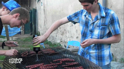 Ein Mann und sein Grillrost komische Bilder%20(1) Männliche Marotten: Lustiges aus der Männerdomäne Die unerklärliche Verbindung zwischen Männern und Grillgeräten – Ein Phänomen der Evolution? Freizeit, Grillen, Komische Begebenheiten des Lebens, Mann | Die Kirche des heiligen Al Bundy 23. Mai 2023 1