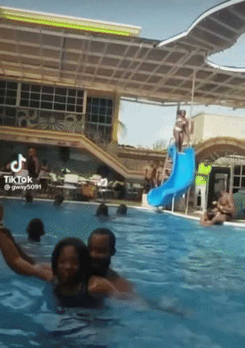 Im Schwimmbad auf der Wasserrutsche Fail Freizeit mit Freude: Entspannung, pur Im Schwimmbad auf der Wasserrutsche Fail. Kopfüber in den Pool