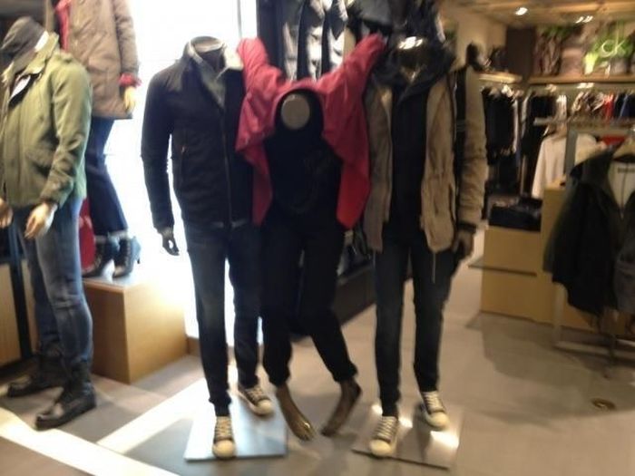 Besoffene Teenager Schaufensterpuppen lustige Bilder Komische Familienabenteuer und schräge Verwandtschaft Kinderkleider-Chaos: Wenn Mode, Eltern und Kinder auf Kollisionskurs gehen! Einkaufen, Familie, Kinder, Komische Begebenheiten des Lebens, Mode | Die Kirche des heiligen Al Bundy 6. April 2023 6