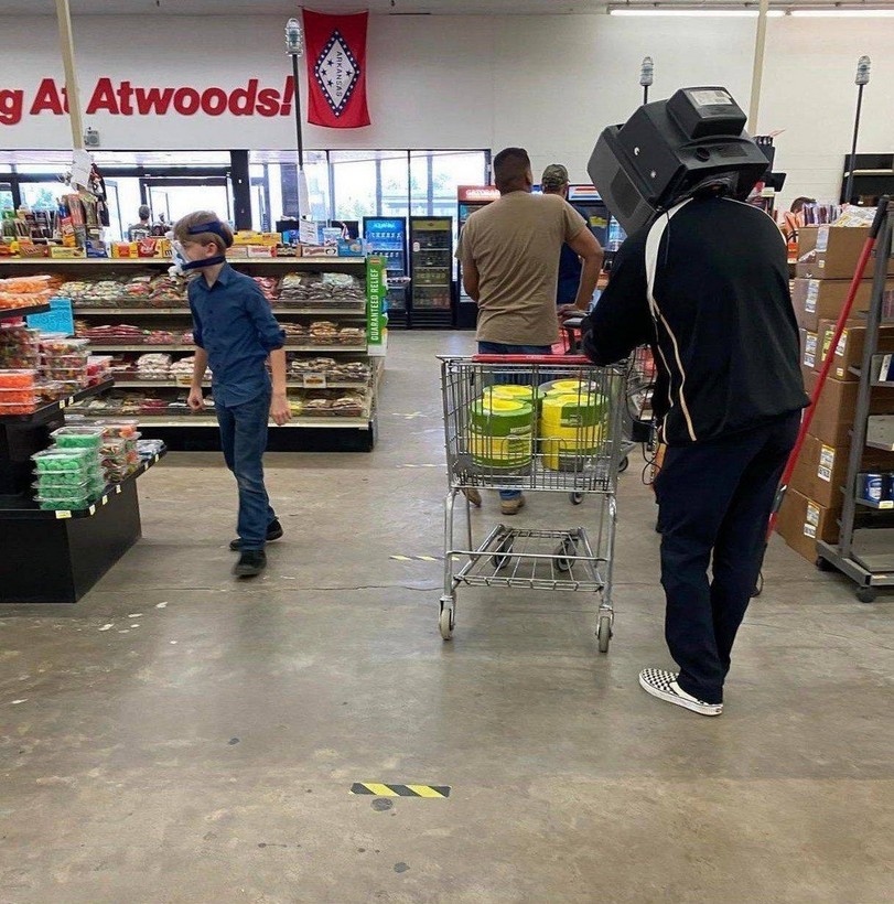 Komischer Mann mit Fernseher auf dem Kopf kauft Lebensmittel Heitere Haushaltsmomente mit einem Augenzwinkern Skurrile Einkaufserlebnisse: Wenn der Supermarkt zum Ort absurder Begebenheiten wird Einkaufen, Humorvolle Alltagsgeschichten, Lustige Menschen, Öffentlichkeit | Die Kirche des heiligen Al Bundy 4. April 2023 8
