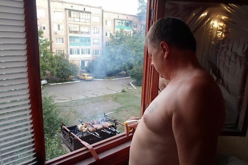 Ein Mann und sein Grillrost komische Bilder%20(3) Männliche Marotten: Lustiges aus der Männerdomäne Die unerklärliche Verbindung zwischen Männern und Grillgeräten – Ein Phänomen der Evolution? Freizeit, Grillen, Komische Begebenheiten des Lebens, Mann | Die Kirche des heiligen Al Bundy 23. Mai 2023 8
