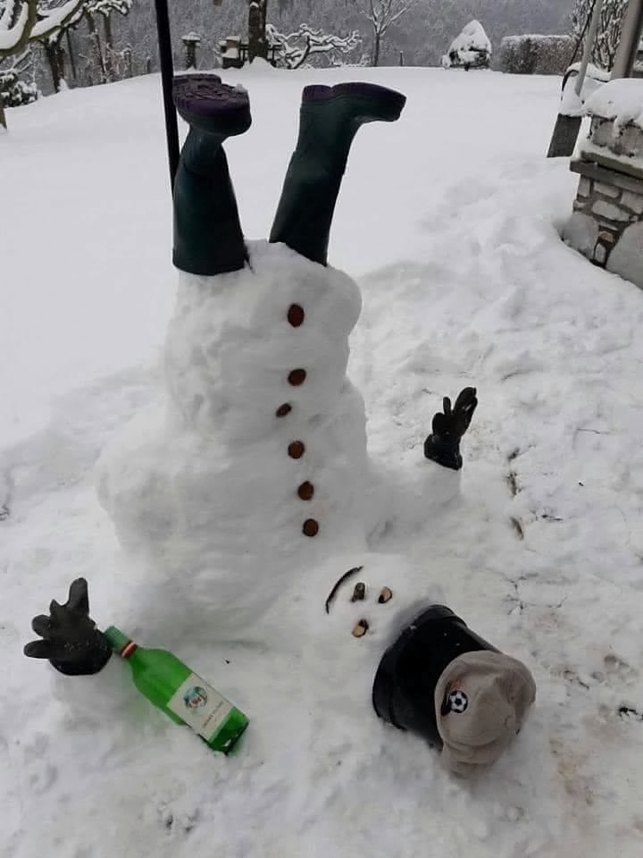 Sozial Akteptierter Alkoholismus zur Adventszeit Satire Humor%20(2) Party-Time: Feste, Feiern und fröhlicher Wahnsinn Winteralkoholismus: Im Advent bin ich kein Säufer mehr, sondern nur in Weihnachtslaune Alkohol, Humorvolle Alltagsgeschichten, Weihnachten, Winter | Die Kirche des heiligen Al Bundy 27. November 2024 16